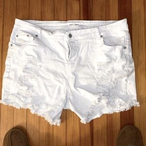 White jean shorts. Super adorable 🥰